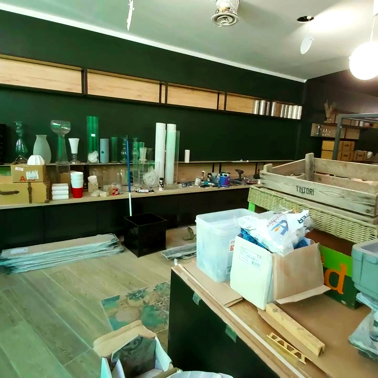 mur vert en travaux avec des outils
