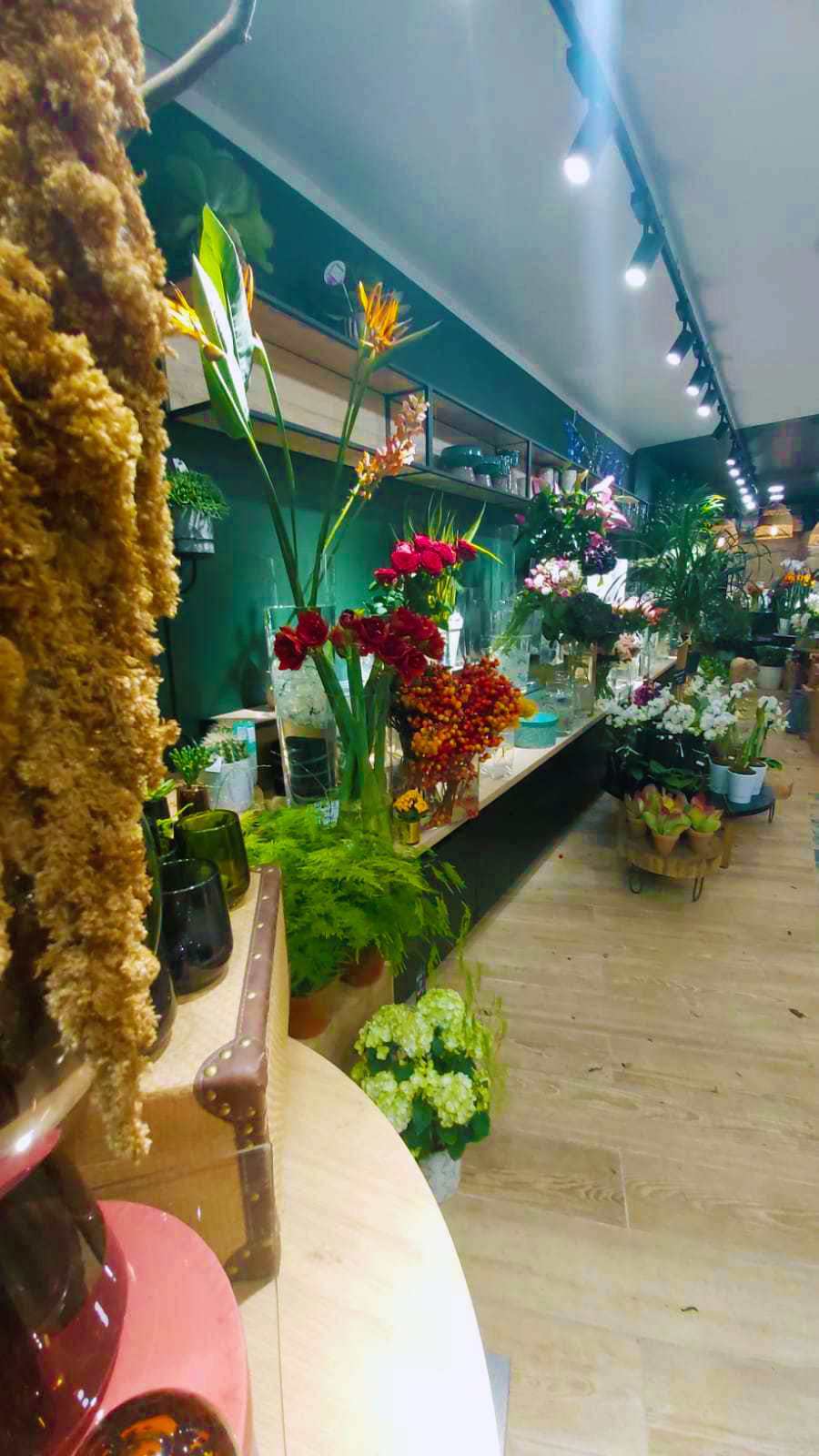 mur vert avec plein de fleur en premier plan